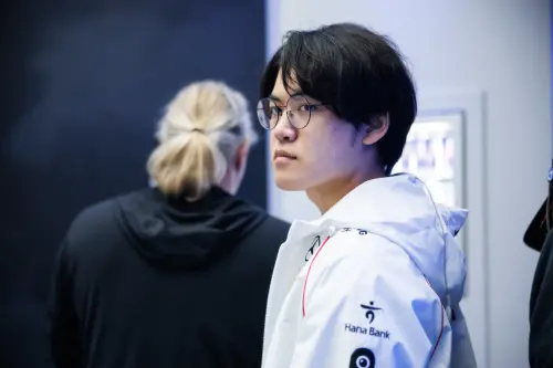 由Zeus、Oner、Faker、Gumayusi、Keria所組成的「ZOFGK」戰隊完成連霸任務,季後除Faker外所有人合約到期,他們是否續留也成為外界焦點。對此Gumayusi(圖中者)也代表其他人在奪冠後記者會上做出回應。 ▲由Zeus、Oner、Faker、Gumayusi、Keria所組成的「ZOFGK」戰隊完成連霸任務,季後除Faker外所有人合約到期,他們是否續留也成為外界焦點。對此Gumayusi(圖中者)也代表其他人在奪冠後記者會上做出回應。(圖/美聯社/達志影像)