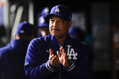 ▲洛杉磯道奇總教練Dave Roberts,今年率隊拿下世界大賽冠軍,明年將是合約最後一年,球隊總管Brandon Gomes在昨(6)日的GM會議上透露,有意在冬天和他完成續約。(圖/美聯社/達志影像) ▲洛杉磯道奇總教練Dave Roberts,今年率隊拿下世界大賽冠軍,明年將是合約最後一年,球隊總管Brandon Gomes在昨(6)日的GM會議上透露,有意在冬天和他完成續約。(圖/美聯社/達志影像)