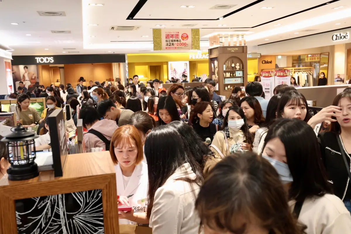 ▲10月因有山陀兒、康芮颱風來襲，影響零售、餐飲業營業額呈負成長。（圖／記者李政龍攝）