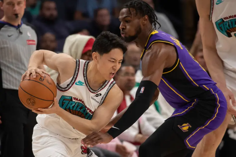 ▲NBA美國職籃曼菲斯灰熊今（7）日在主場迎戰洛杉磯湖人，灰熊日籍控衛河村勇輝此戰在第四節剩下1分56秒時被換上場，並在一波進攻過程中造成Bronny James的犯規站上罰球線。（圖／美聯社／達志影像）