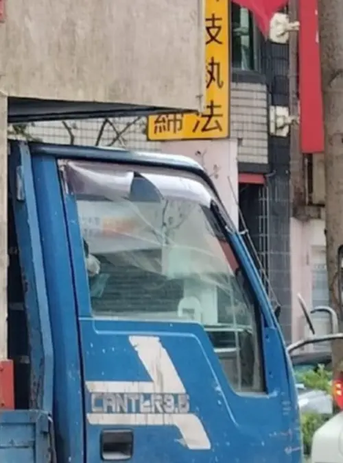 ▲土炮露營車讓路人都看得膽戰心驚。