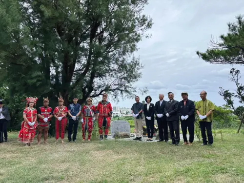 ▲愛與和平紀念碑說明石刻」揭牌祈福儀式。（圖／屏東縣府提供）