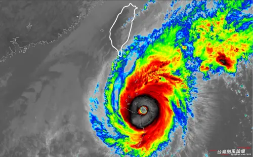 ▲強烈颱風「銀杏」的颱風眼清晰，環流相當扎實，路徑對台灣沒有直接影響。（圖／「台灣颱風論壇｜天氣特急」臉書）