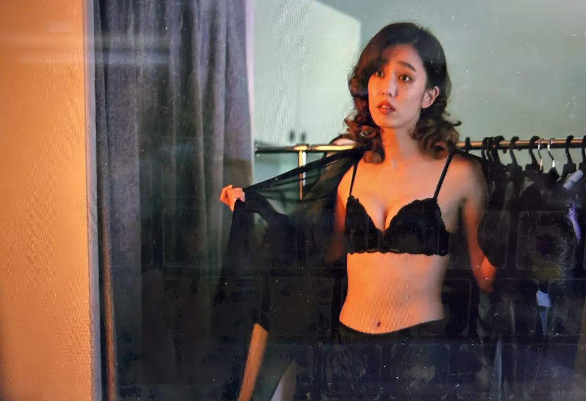 ▲陳庭妮在《影后》首集中就有大尺度，拍照時被迫穿裸露性感裝。（圖／翻攝自Netflix）