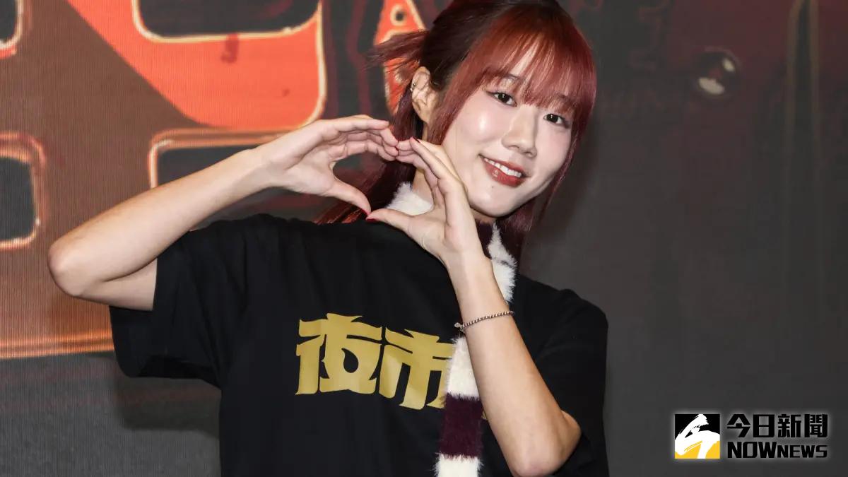 ▲知名YouTuber「韓國ㄟ金針菇」先前被捲入邪教風波，今日她出席節目《夜市王》發布記者會，風波後首現身，被問及此事，忍不住激動反駁：「兩個字，沒有！」（圖／記者朱永強拍攝）