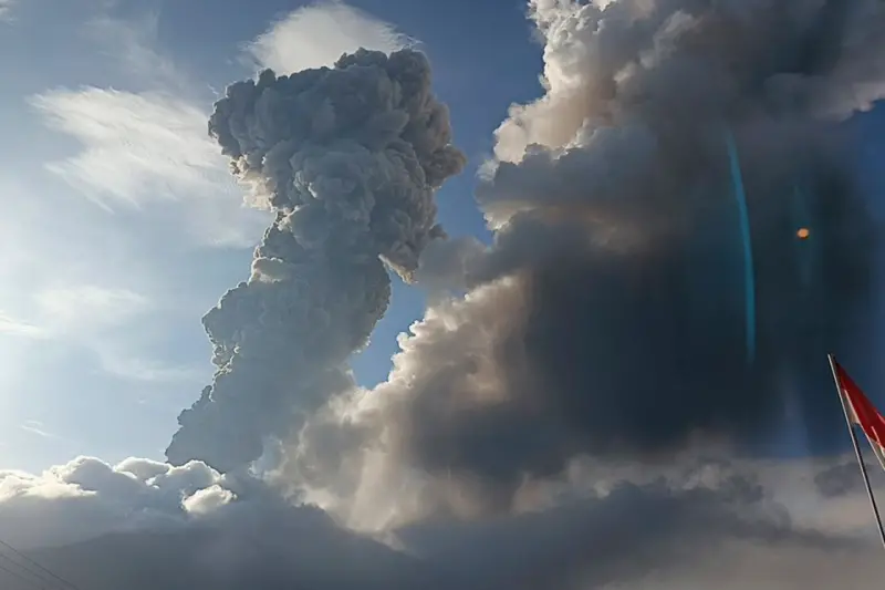 ▲印尼東部火山連續噴發，造成2000多棟房屋受損。（圖／翻攝自Ｘ）