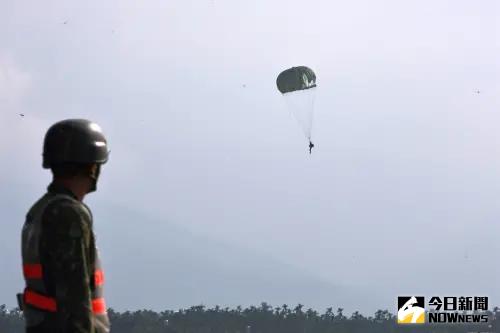 ▲不同空中載具跳傘訓練，官兵不僅能熟悉操作流程，還能在高壓環境中培養應變能力。（圖／記者莊全成攝，2024.11.07）