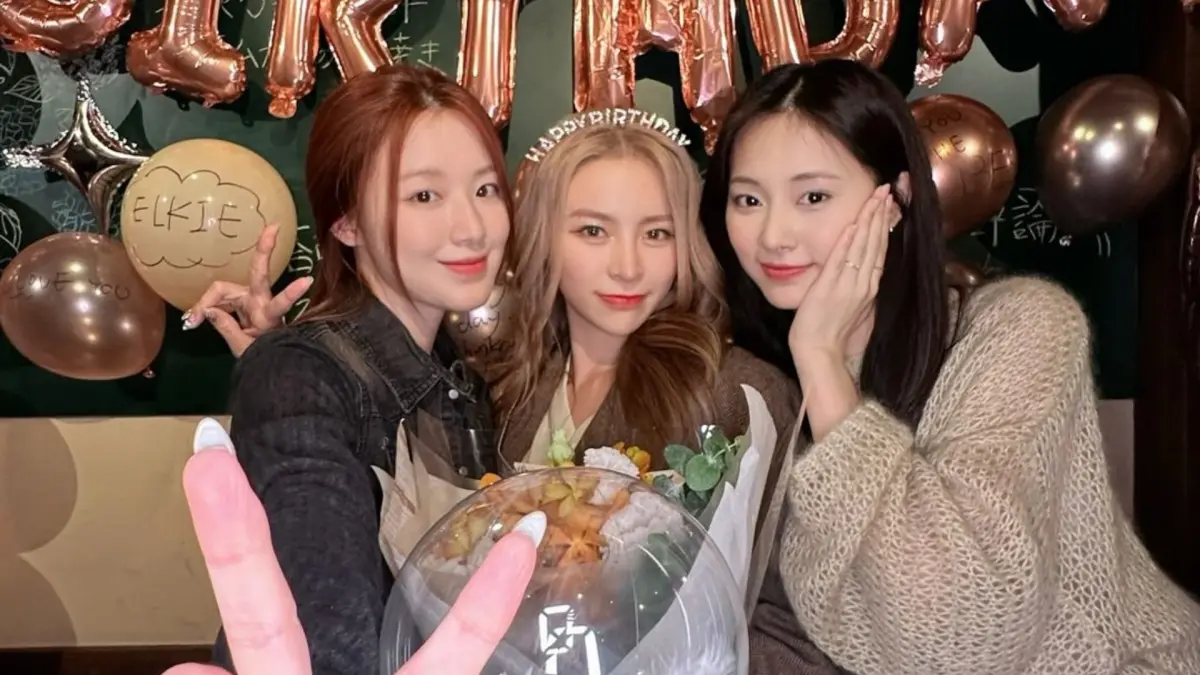 ▲舒華（中）、子瑜、Elkie大玩親親，Minnie（右）被問有沒有看過影片，淡定回應：「好像有，她們喝醉了嗎？」粉絲笑說會崩潰的是最愛對舒華又抱又親但總是被拒絕的薇娟（左）。（圖／(G)I-DLE IG）