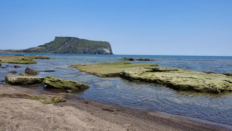 ▲韓國傳出有漁船在南邊的濟州島附近沉沒，多人失蹤。圖為濟州沿海景象與知名地標。（示意圖／Pixabay）