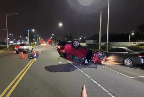 高雄晚間車禍事故！男向左偏移逆向撞機車　整台車翻覆釀2人受傷
