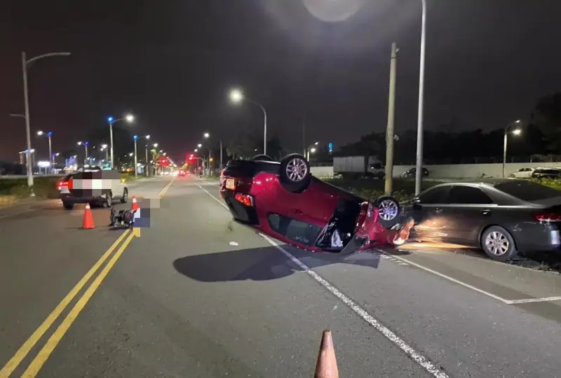 ▲7日晚間，高雄市凱旋四路發生車禍意外，溫姓男子駕駛小客車不明原因向左偏移，與林姓女騎士發生碰撞，又撞擊路邊的汽車，造成整台車翻覆（圖／翻攝畫面）