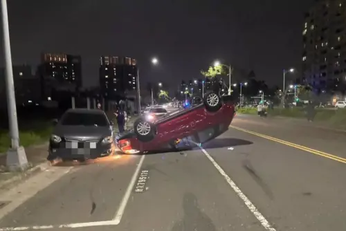 ▲7日晚間，高雄市凱旋四路發生車禍意外，溫姓男子駕駛小客車不明原因向左偏移，與林姓女騎士發生碰撞，又撞擊路邊的汽車，造成整台車翻覆（圖／翻攝畫面）