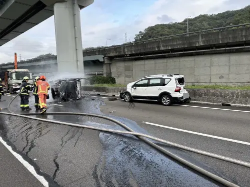 國道1號追撞火燒車！小貨車駕駛跳車逃生　驚悚噴火瞬間畫面曝光
