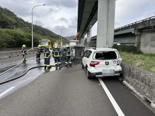 ▲8日上午，國道1號北向35.5公里泰山路段，發生一起追撞車禍，一台小貨車發生火燒車事故，所幸無人傷亡。（圖／翻攝畫面）