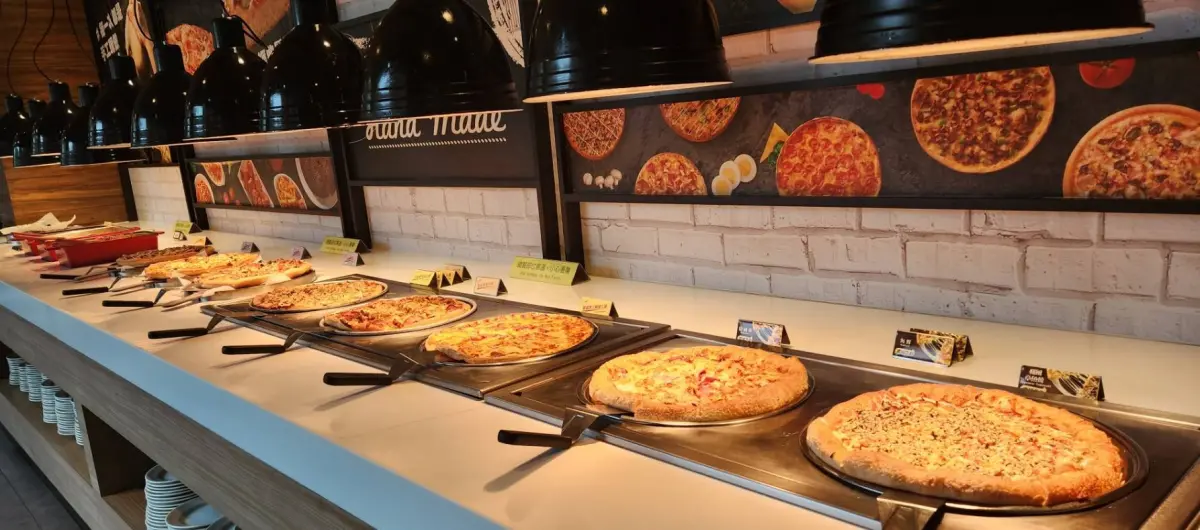 ▲位在台北小巨蛋商圈34年「必勝客歡樂吧」敦化店宣布因租約到期，將於明年2025年1月31日結束營業，399元披薩、烤雞、義大利麵吃到飽的超高CP值自助吧，全台將只剩台北光復店吃得到。（圖／必勝客提供）