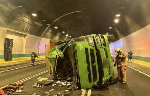 碧潭隧道貨櫃車翻覆！司機脫困送醫救治　南下3線車道全線封閉
