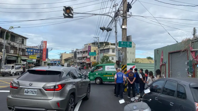 ▲中市神岡區中山路與溝心路交叉口，路幅僅有3公尺，經常發生車禍。立委楊瓊瓔召集相關單位現勘(圖／楊瓊瓔服務處提供2024.11.8)