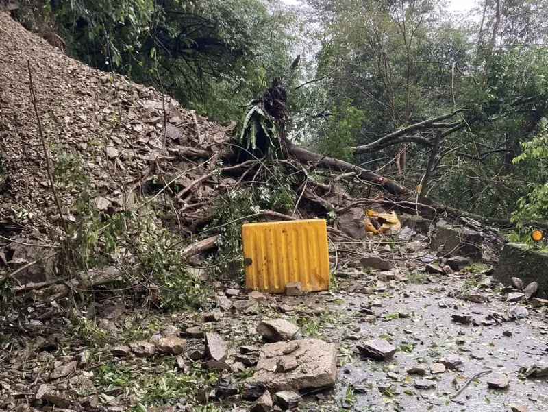 ▲因宜蘭地區連日大雨，今（8）日福山植物園聯外道路5K出現上邊坡崩塌。（圖／林業試驗所提供）