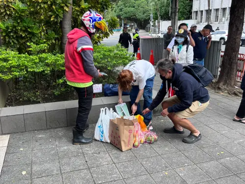 ▲民眾使用外送平台讓外送員送橘子到北檢，但全都被北檢拒收。（圖／記者徐敏娟攝）