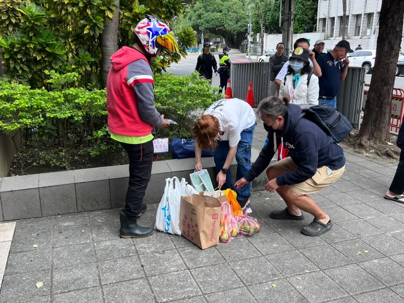 ▲民眾使用外送平台讓外送員送橘子到北檢,但全都被北檢拒收。(圖/記者徐敏娟攝)