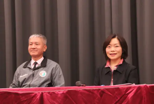 ▲何佩珊在該年11月說明台灣印度勞務合作工作層級第1次會議狀況，表示考量可行性預計引進1000名印度移工，目標5%採用直聘，將以製造業為主，目標在2025年中旬引進印度移工，更喊出希望「愈快愈好」。（圖／記者鍾泓良攝影）