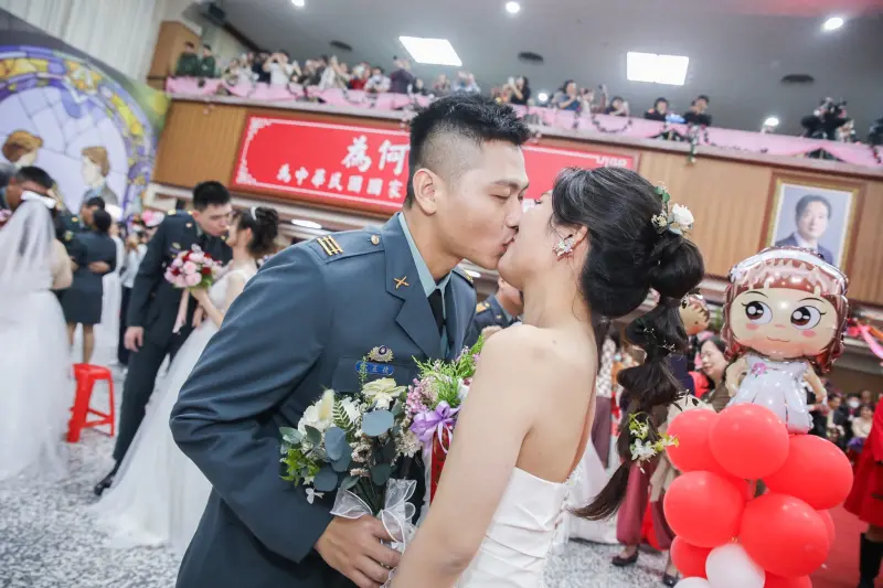 ▲陸軍集團婚禮，新人在浪漫親吻中完成結婚儀式。（圖／陸軍司令部提供）