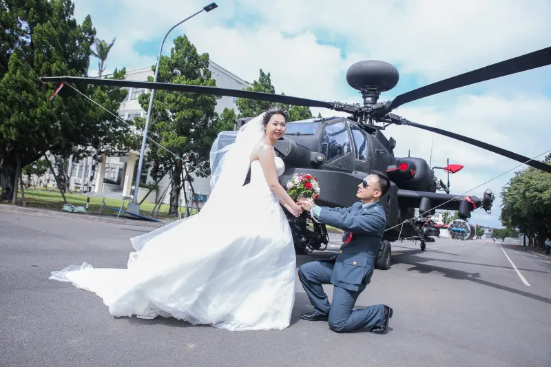 ▲陸軍集團婚禮,新人與阿帕契直升機合影留念。(圖/陸軍司令部提供)