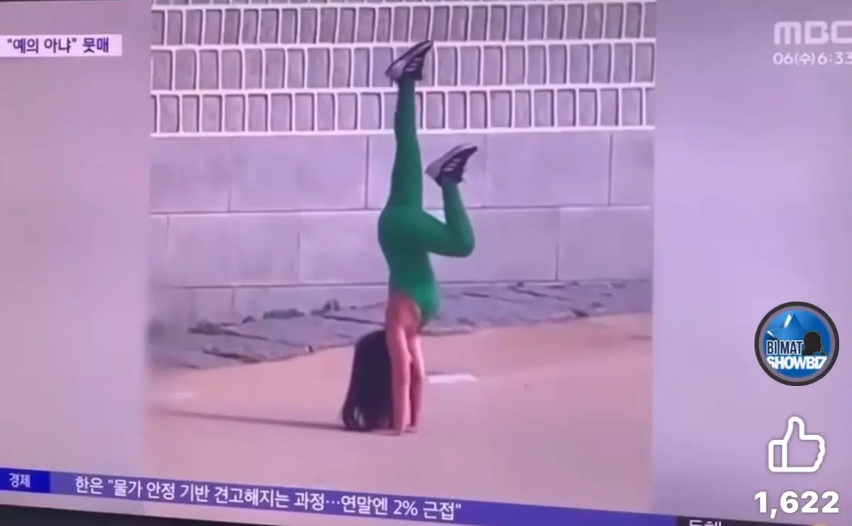 ▲ 一名身穿綠色瑜伽裝的越南女子，因為在韓國景福宮外倒立而引發爭議。（圖／翻攝自臉書）
