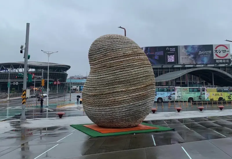 ▲近日基隆港迎來新的風景，廣場上突然出現一顆橢圓形的巨大藝術裝置，讓不少網友瘋猜真實身分。（圖／取自「臺灣港務股份有限公司基隆港務分公司」粉專）