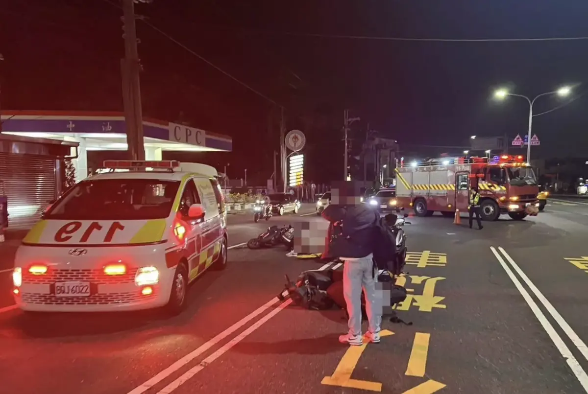 ▲高雄市湖內區中山路二段今（8）晚發生連環車禍，一輛機車先撞到前方小貨車後摔倒，該輛機車後方的3輛機車閃避不及而撞上，導致現場4男2女受輕重傷送醫，詳細事故原因仍進一步釐清。（圖／翻攝記者爆料網）