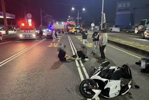 ▲高雄市湖內區中山路二段今（8）晚發生連環車禍，一輛機車先撞到前方小貨車後摔倒，該輛機車後方的3輛機車閃避不及而撞上，導致現場4男2女受輕重傷送醫，詳細事故原因仍進一步釐清。（圖／翻攝記者爆料網）