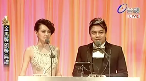 ▲小S（左）、蔡康永（右）將金馬變成《康熙來了》節目現場。（圖／PTLB221 YouTube）