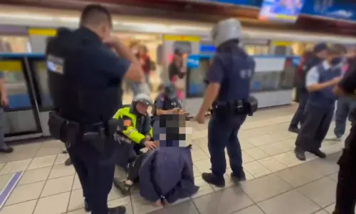 ▲42歲王姓婦人疑似出現幻聽，持美工刀朝身邊乘客揮舞，導致站在身旁的17歲少年臉部受傷，並引起乘客恐慌亂竄。（圖／翻攝畫面）