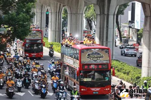 ▲中信兄弟舉辦封王遊行，球迷們騎車上街將台中街道擠得水泄不通。（圖／記者葉政勳攝 , 2024.11.09)