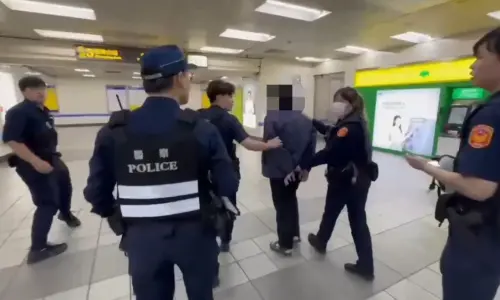 8日晚間,台北捷運板南線,驚傳持刀攻擊事件,王姓女子疑似出現幻聽,手持美工刀、劃傷男高中生臉部與頸部。(圖/翻攝畫面) ▲8日晚間,台北捷運板南線,驚傳持刀攻擊事件,王姓女子疑似出現幻聽,手持美工刀、劃傷男高中生臉部與頸部。(圖/翻攝畫面)