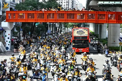 ▲中信兄弟拿下中華職棒35年「年度總冠軍」封王遊行，騎機車跟車追遊行(圖／中信兄弟提供2024.11.9)