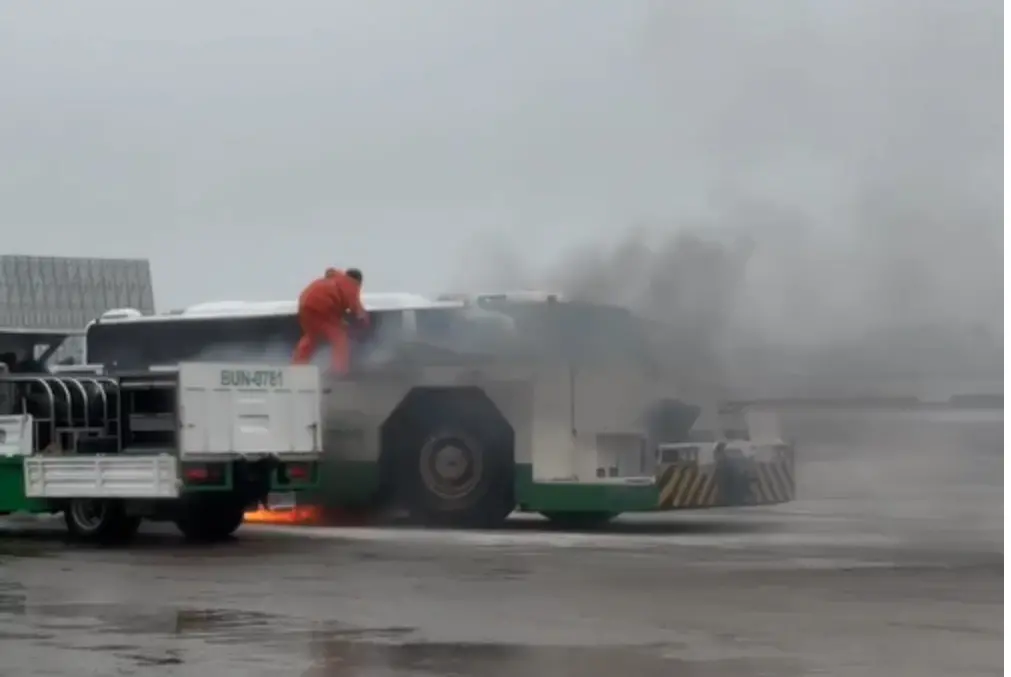 長榮航勤「飛機拖車」故障！疑故障漏油起火 航勤人員急速滅火