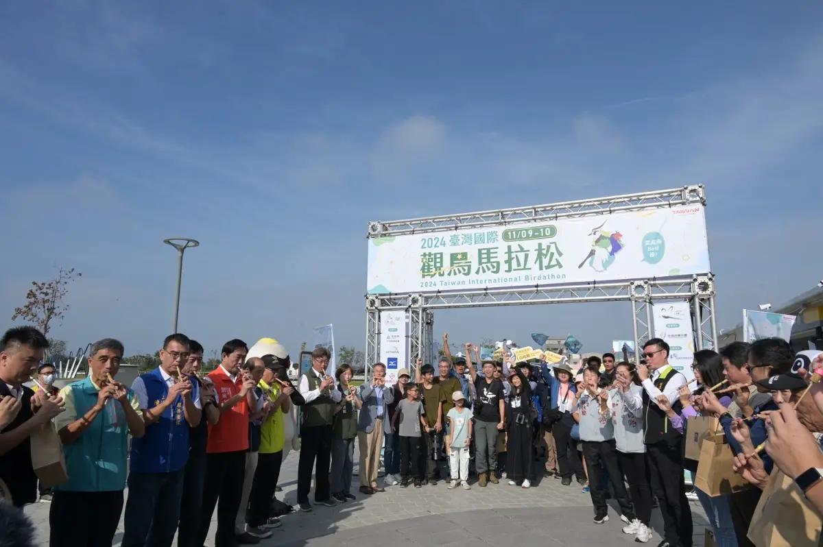 ▲2024國際觀鳥馬拉松與賽隊伍隨著鳥笛鳴聲響，正式出發。(圖/雲嘉南管理處提供)