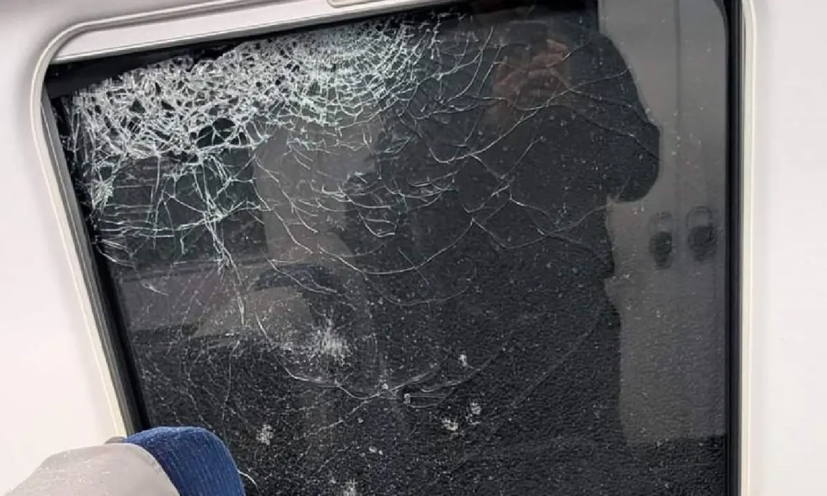 ▲10日凌晨，台鐵列車傳出事故，一列由樹林至花蓮的台鐵256次太魯閣號，因電車線掉落，導致車窗多處破損。（圖／民眾提供）