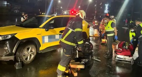 新北汐止深夜車禍！機車撞上迴轉計程車　騎士捲車底內臟撕裂傷
