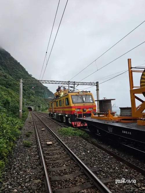 ▲台鐵已出動3輛電力維修車及電力段及協力廠商技術人員，積極搶修中，預計今（10）日中午1時前完成搶修，並恢復雙向通車。（圖／台鐵提供）