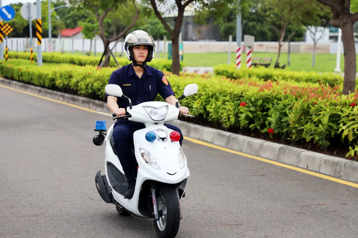 高雄小鮮肉警現身示範 行車速限不超速、不搶快、多禮讓