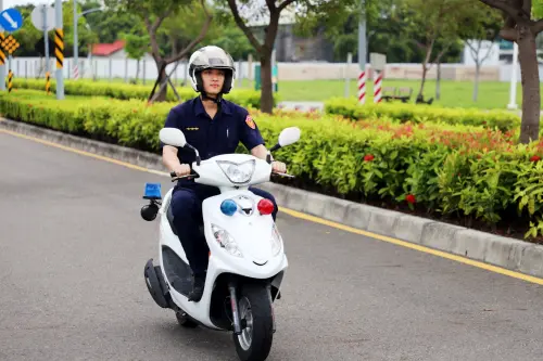 高雄小鮮肉警現身示範　行車速限不超速、不搶快、多禮讓
