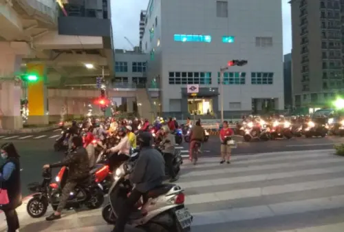 ▲台灣的機車總數多達1400萬輛,每天上路的通勤族相當多,遇到兩線道以上的大型路口必須「二段式左轉」。(示意圖/新北市交通局提供) ▲台灣的機車總數多達1400萬輛,每天上路的通勤族相當多,遇到兩線道以上的大型路口必須「二段式左轉」。(示意圖/新北市交通局提供)