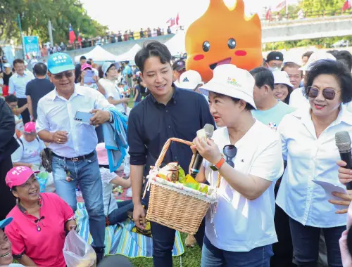 台中市民野餐日登場　盧秀燕自備零食與民眾分享
