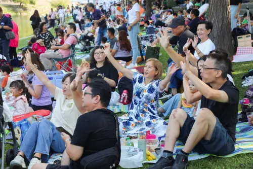 ▲南區場興大康橋水岸公園野餐日，讓民眾盡情愉快聆聽輕音樂(圖／市政府提供2024.11.10)