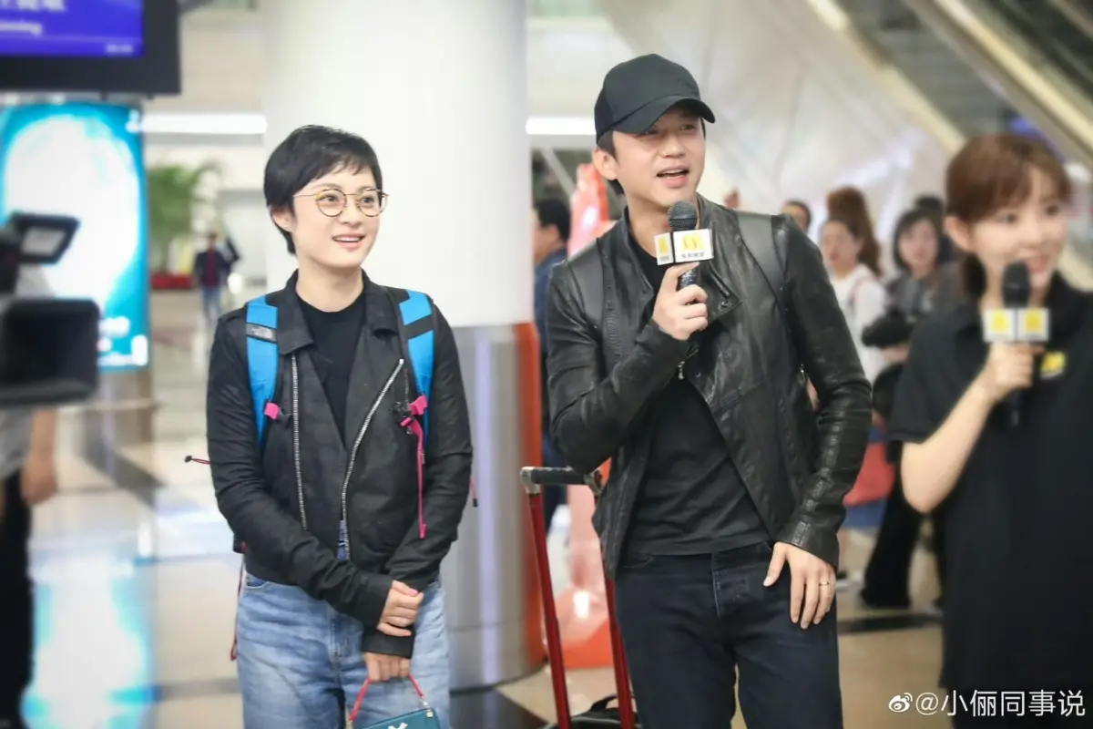 ▲孫儷（左）近期帶著兒女們出席老公鄧超（右）的電影首映會，孩子們罕見公開亮相，外型與夫妻倆十分相似。（圖／孫儷微博）