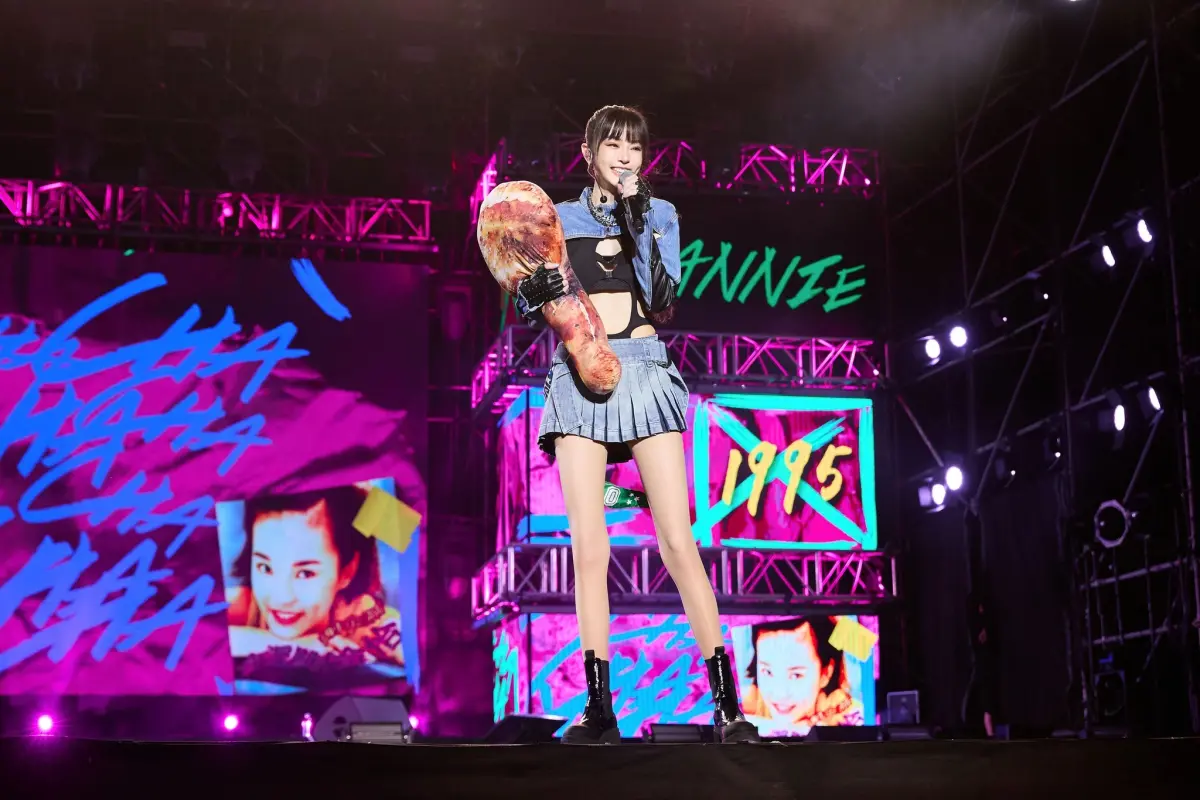 ▲謝金燕一身洞洞裝、迷你裙造型性感回歸，她在「嗨!出發吧來台東」演唱會魅力不減，吸引粉絲瘋狂應援。（圖／翻攝Youtube）