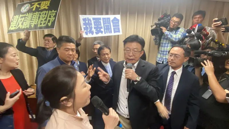 ▲國民黨立委阻饒官員上台報告,欲讓民進黨召委先行處理提案表決。(圖/記者陳威叡攝,2024.11.11)