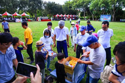 ▲台中市民野餐日，大肚農會提供全國冠軍的火龍果，地居民笑稱大肚野餐日是「龍年最火的野餐日」(圖／柳榮俊攝2024.11.11)